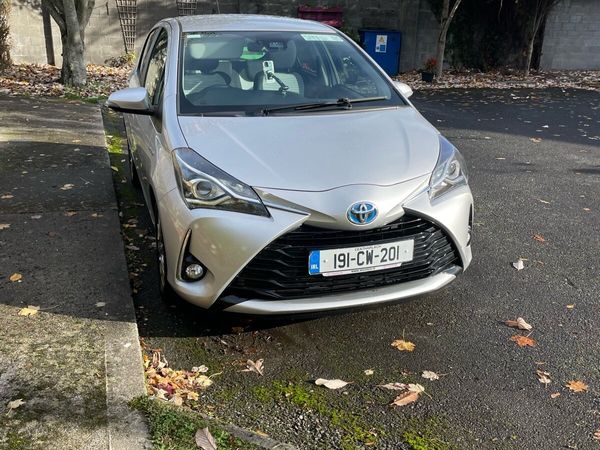 Toyota Yaris MPV, Petrol Hybrid, 2019, Grey