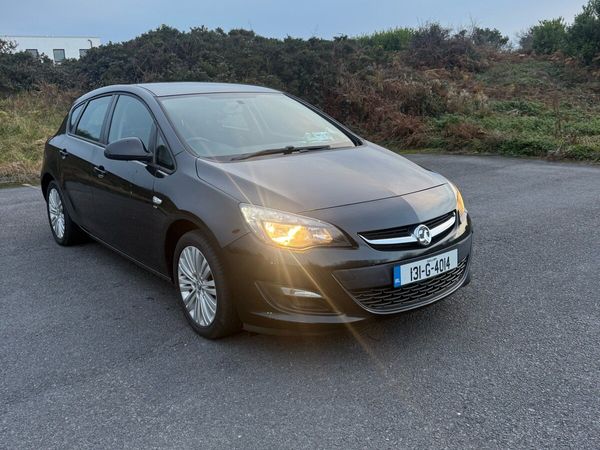Vauxhall Astra Hatchback, Petrol, 2013, Black