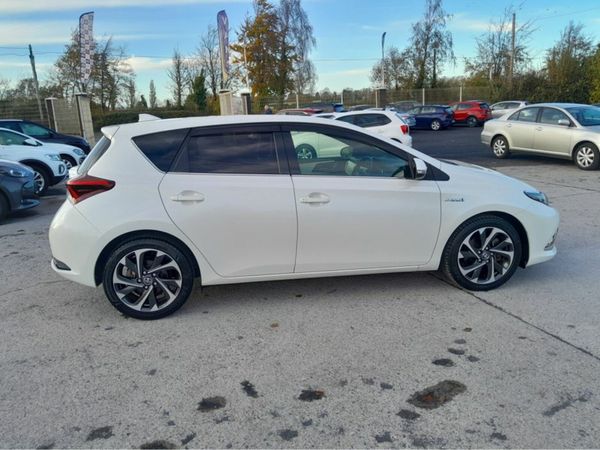 Toyota Auris Hatchback, Petrol Hybrid, 2016, White