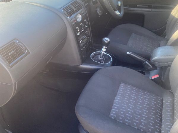 Ford Mondeo Saloon, Petrol, 2003, Silver