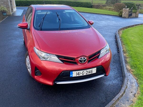 Toyota Auris Hatchback, Diesel, 2014, Red