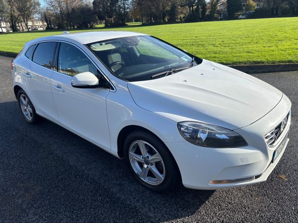 Volvo V40 Hatchback, Diesel, 2014, White
