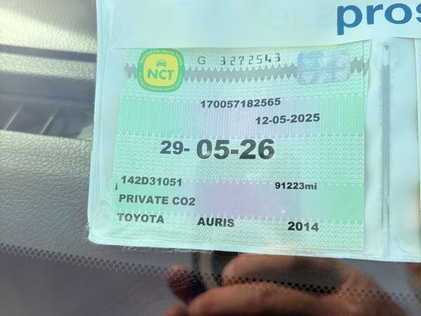 Toyota Auris Hatchback, Petrol, 2014, Red