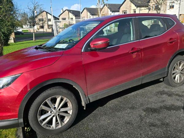 Nissan Qashqai Hatchback, Diesel, 2015, Red