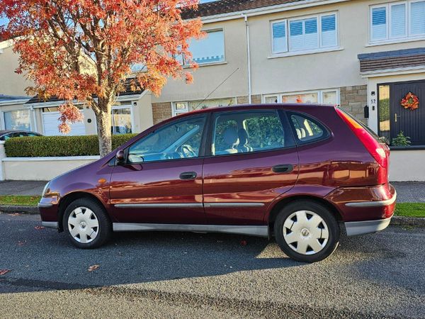 Nissan Almera Tino MPV, Petrol, 2005, Red
