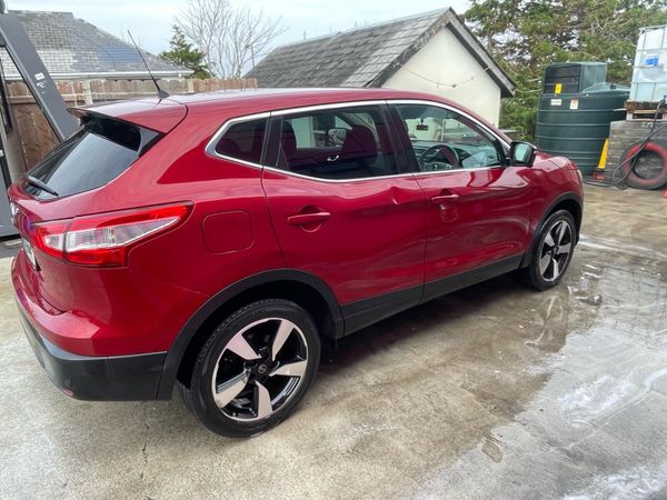 Nissan Qashqai SUV, Diesel, 2017, Red