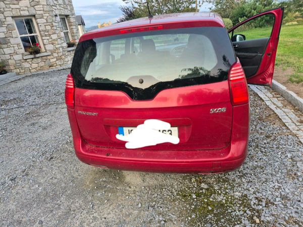 Peugeot 5008 MPV, Diesel, 2010, Red