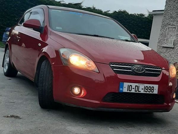 Kia Ceed Hatchback, Diesel, 2010, Red