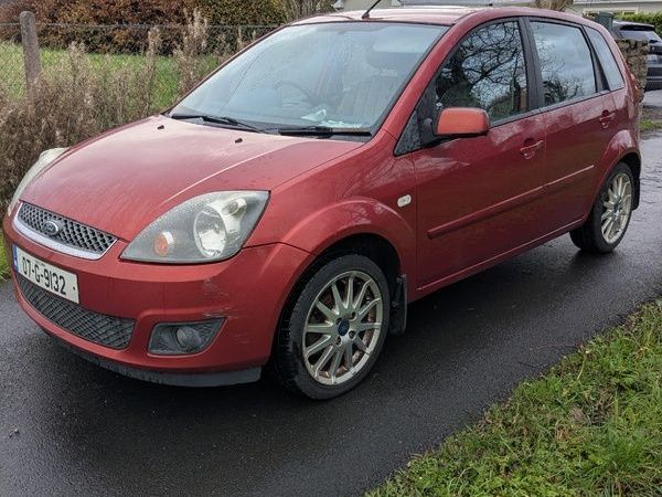 Ford Fiesta Hatchback, Petrol, 2007, Red