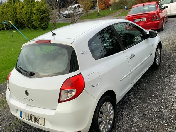 Renault Clio Hatchback, Petrol, 2011, White
