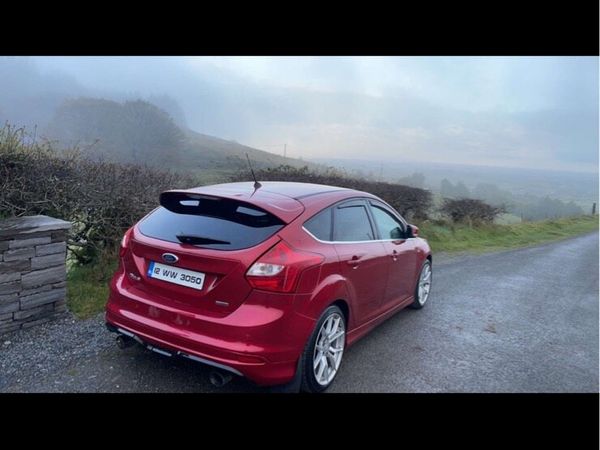 Ford Focus Hatchback, Diesel, 2012, Red