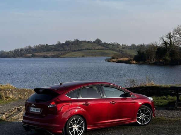 Ford Focus Hatchback, Diesel, 2012, Red