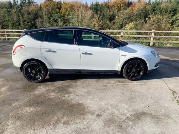 Chrysler Delta Hatchback, Diesel, 2012, White