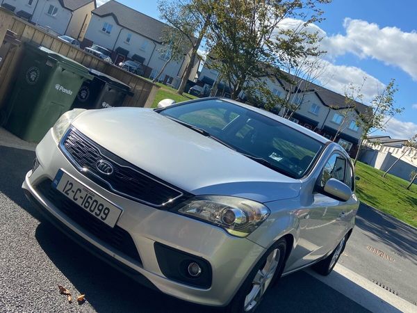Kia Ceed Hatchback, Diesel, 2012, Silver