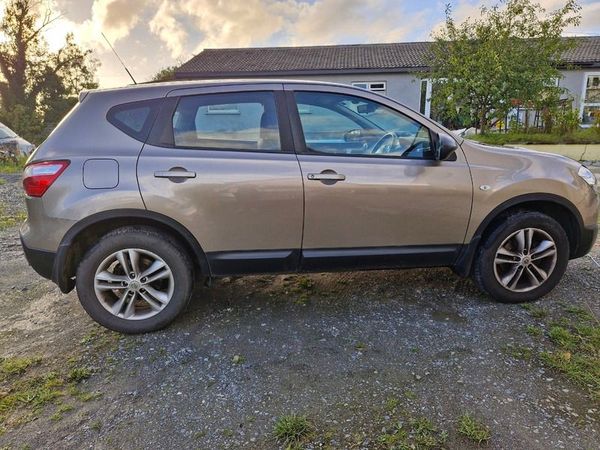Nissan Qashqai Hatchback, Diesel, 2010, Beige
