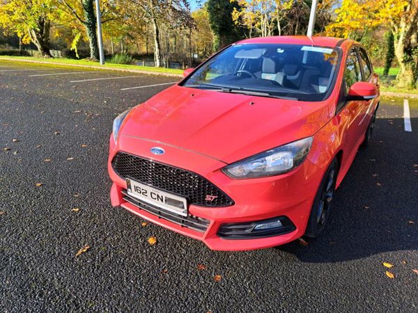 Ford Focus Hatchback, Diesel, 2016, Red