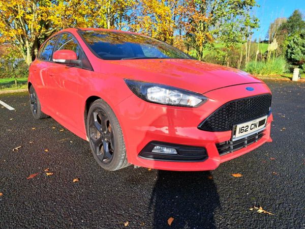 Ford Focus Hatchback, Diesel, 2016, Red