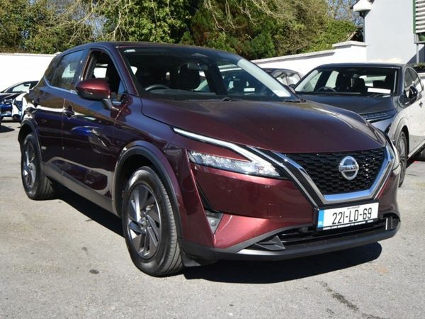Nissan Qashqai MPV, Petrol, 2022, Red