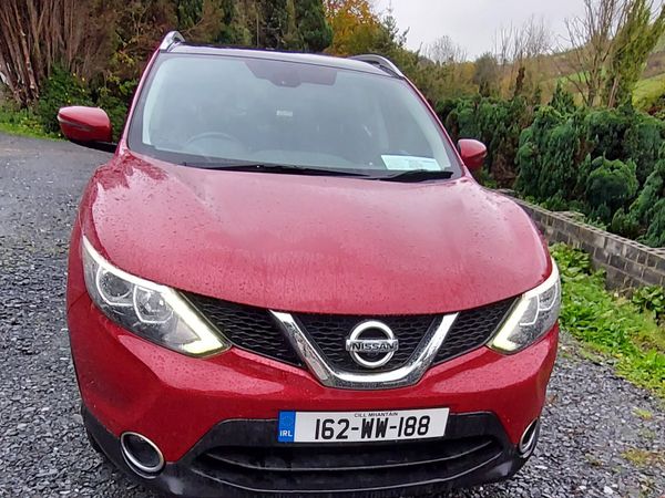 Nissan Qashqai Hatchback, Diesel, 2016, Red