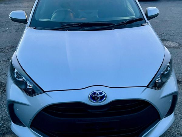 Toyota Yaris Hatchback, Petrol Hybrid, 2020, Silver