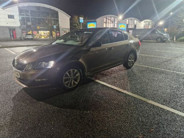 Skoda Octavia Saloon, Diesel, 2018, Brown