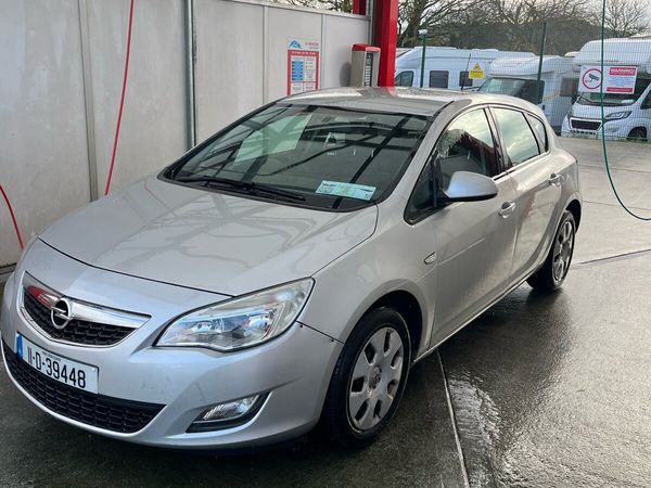 Opel Astra Hatchback, Petrol, 2011, Silver