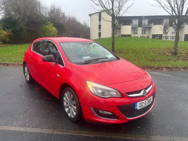 Vauxhall Astra Hatchback, Petrol, 2013, Red