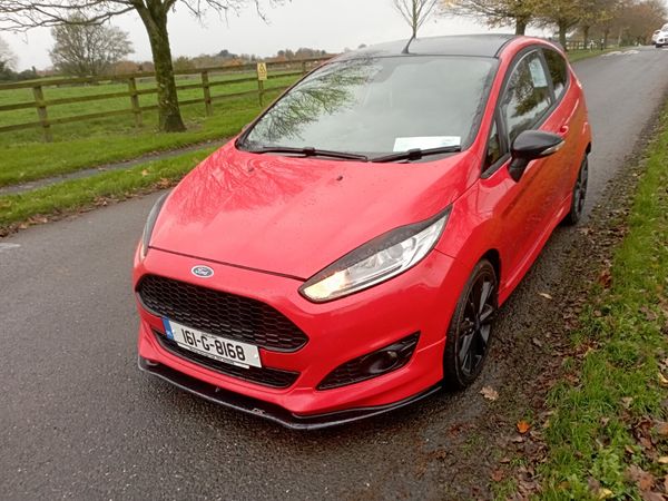 Ford Fiesta Hatchback, Petrol, 2016, Red