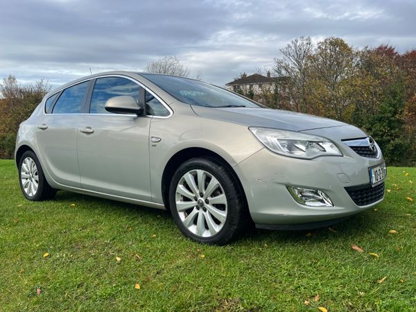 Opel Astra Hatchback, Petrol, 2010, Yellow