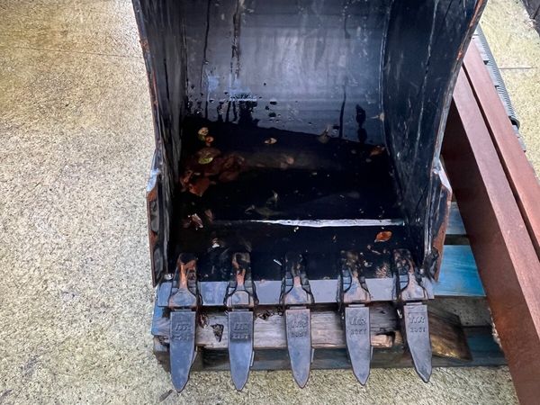 Jcb buckets for sale in Co. Clare for €123,456 on DoneDeal