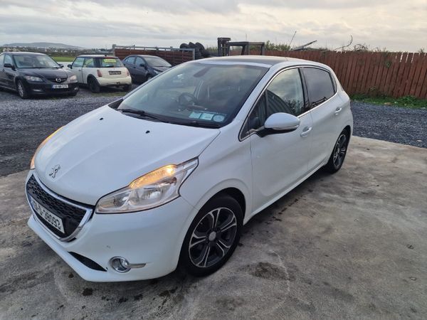 Peugeot 208 Hatchback, Petrol, 2013, White
