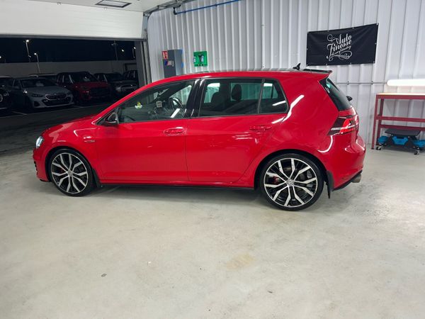 Volkswagen Golf Hatchback, Petrol, 2015, Red