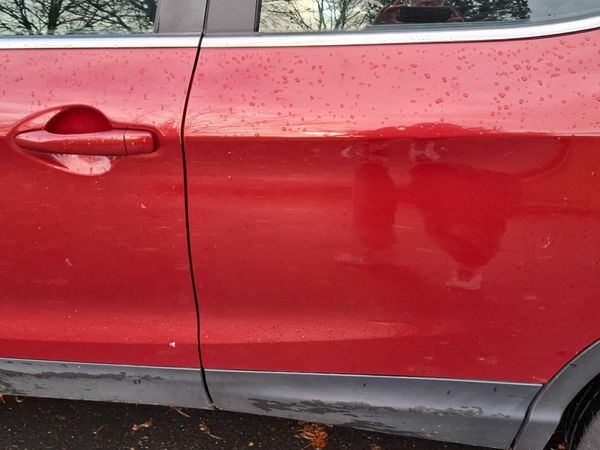 Nissan Qashqai Hatchback, Diesel, 2015, Red