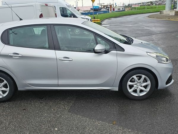 Peugeot 208 Hatchback, Petrol, 2018, Grey