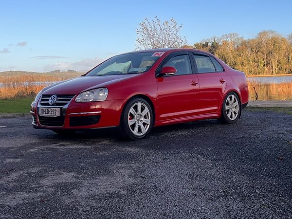 Volkswagen Jetta Saloon, Diesel, 2010, Red