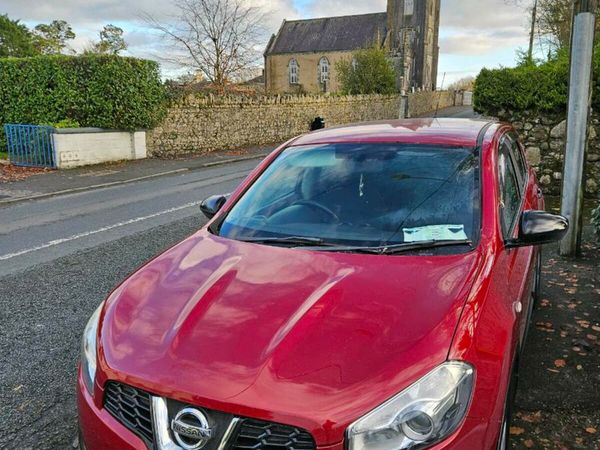 Nissan Qashqai Hatchback, Diesel, 2010, Red