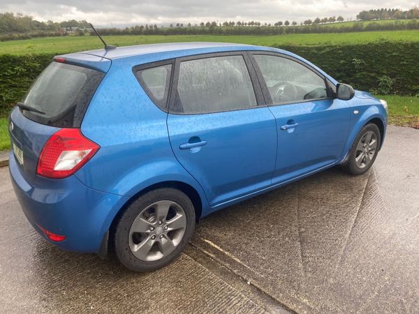 Kia Ceed Hatchback, Petrol, 2011, Blue