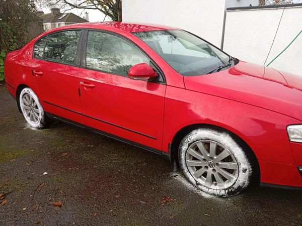 Volkswagen Passat Saloon, Petrol, 2009, Red