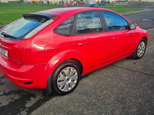 Ford Focus Hatchback, Petrol, 2010, Red