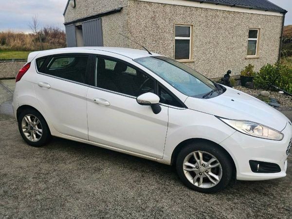 Ford Fiesta Hatchback, Petrol, 2015, White