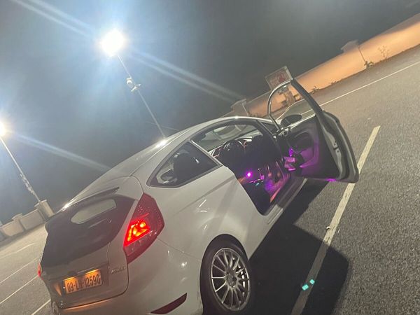 Ford Fiesta Hatchback, Petrol, 2009, White