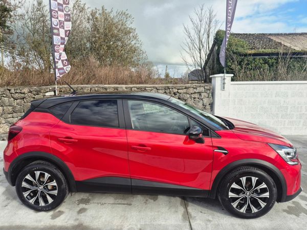 Renault Captur Hatchback, Petrol, 2022, Red