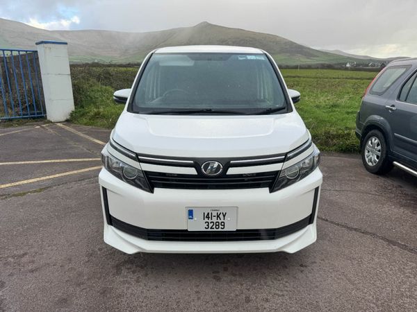 Toyota Voxy MPV, Petrol, 2014, White