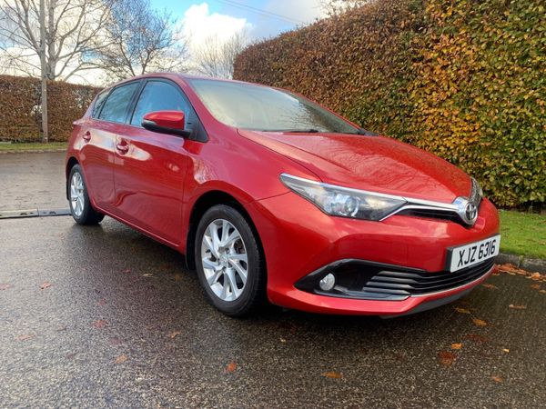 Toyota Auris Hatchback, Petrol, 2015, Red
