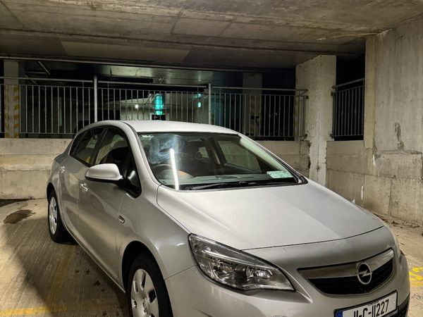 Opel Astra Hatchback, Petrol, 2011, Silver