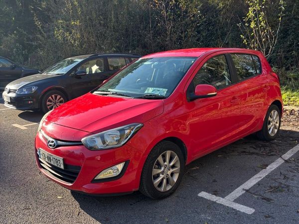 Hyundai i20 Hatchback, Petrol, 2013, Red