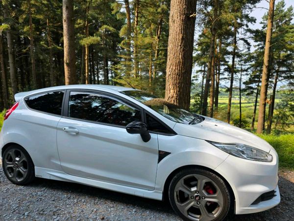 Ford Fiesta Hatchback, Petrol, 2013, White