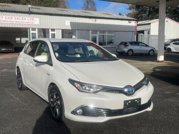 Toyota Auris Hatchback, Petrol Hybrid, 2016, White