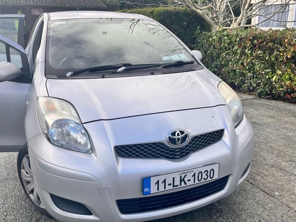 Toyota Yaris Hatchback, Petrol, 2011, Silver