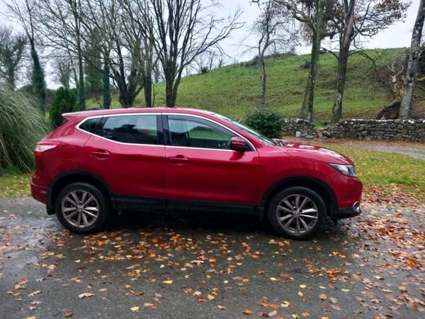Nissan Qashqai Hatchback, Diesel, 2014, Red